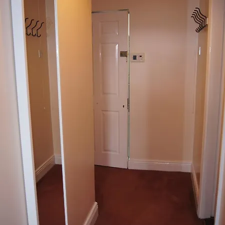Апартаменты Crompton Hall *