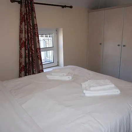 Crompton Hall Апартаменты