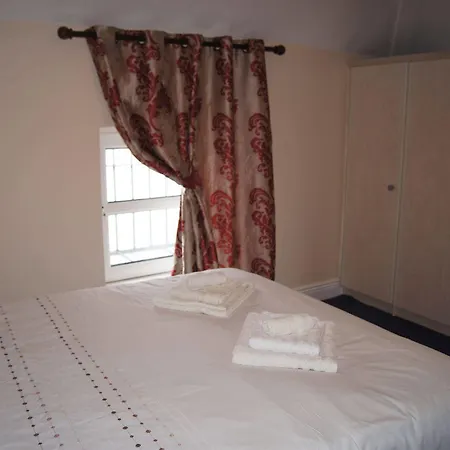 Апартаменты Crompton Hall