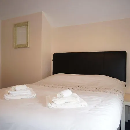 Crompton Hall Апартаменты *